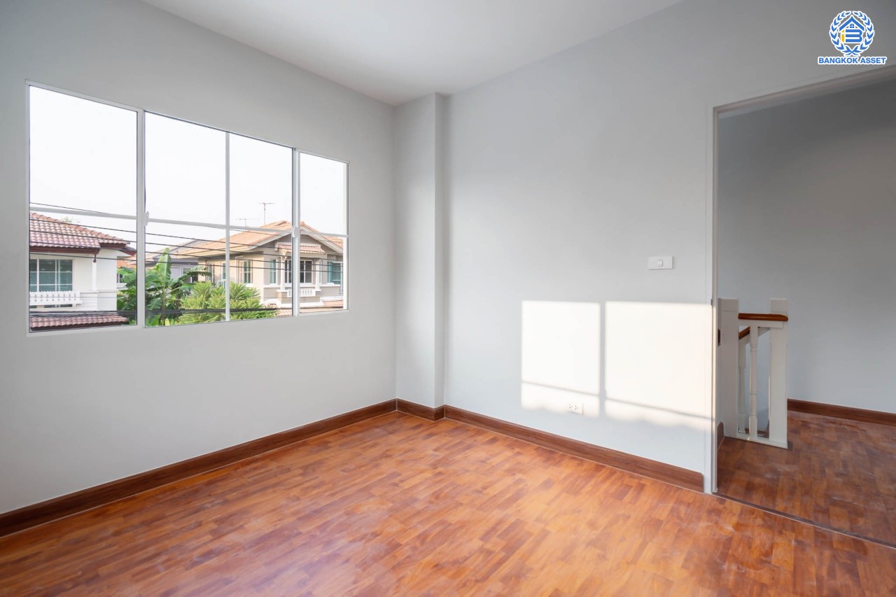 บ้านมือสองตกแต่งใหม่ แบรนด์ LH ม.ชลลดา บางใหญ่-เซ็นทรัลเวสต์เกต หลังใหญ่ เนื้อที่ 52.5 ตร.ว. ฟังก์ชัน 5 ห้องนอน (มีห้องนอนชั้นล่าง 2 ห้อง) 2 ห้องน้ำ 2 ที่จอดรถ Facilities ครบครัน บนทำเลเดินทางสะดวก เชื่อมต่อถ.กาญจนาภิเษก และเพียง 10 นาทีถึงรถไฟฟ้า "สถานีคลองบางไผ่"